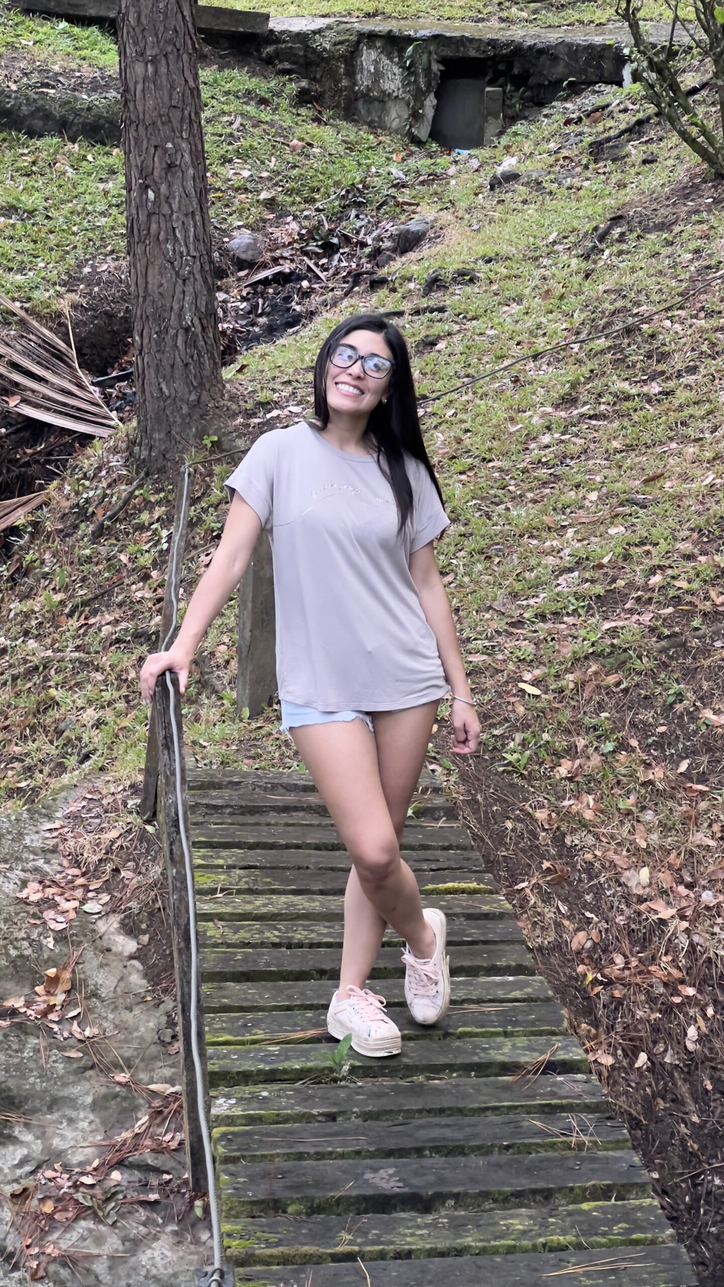 Nash Mori fingiendo ser dulce durante unas vacaciones.